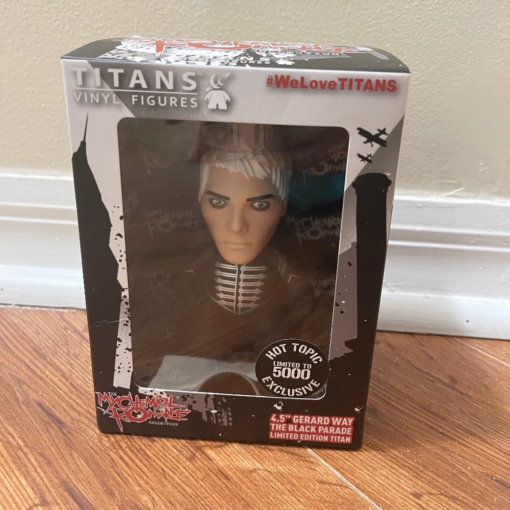 Gerard Way Hot Topic Exclusive Titan Vinyl Figure